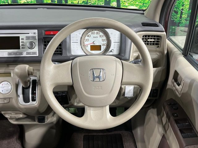 �C���e���A�ɍ��킹���f�U�C���̃X�e�A�����O�́A�^�]�������̂��Ƃ��l���A�^�]���₷���`��A�傫���ł��B�����x�A���ۂɐG���Ă��m���߂��������B