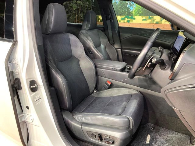 運転席シート廻りは使用感も少なく、良好な状態となっています。前オーナー様が丁寧に使っていたことがよくわかりますね。
