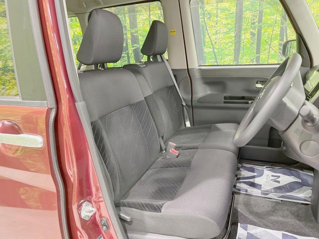 運転席まわりには十分なスペースがあり、大柄な方でもゆったり運転していただける環境です。