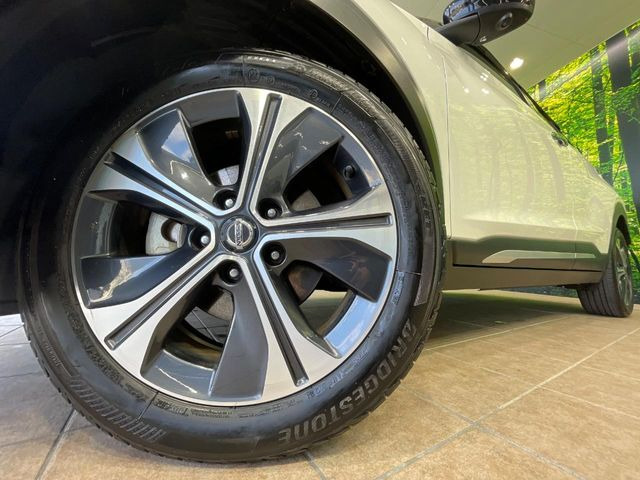 �y����17�C���`�A���~�z�C�[���z�O�ςɃ}�b�`���������A���~�z�C�[���𑕒����Ă���܂��B�e��ЊO�A���~�z�C�[����A�X�^�b�h���X�^�C�����戵�����Ă���܂��B���񂲑��k����������