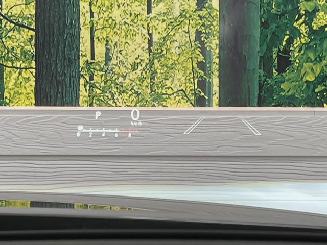 【ヘッドアップディスプレイ】現在の速度や走行情報をデジタル表示で運転席前方のガラスに投影!運転中、目線をずらさず必要な情報を確認できるのでとっても便利で安心!