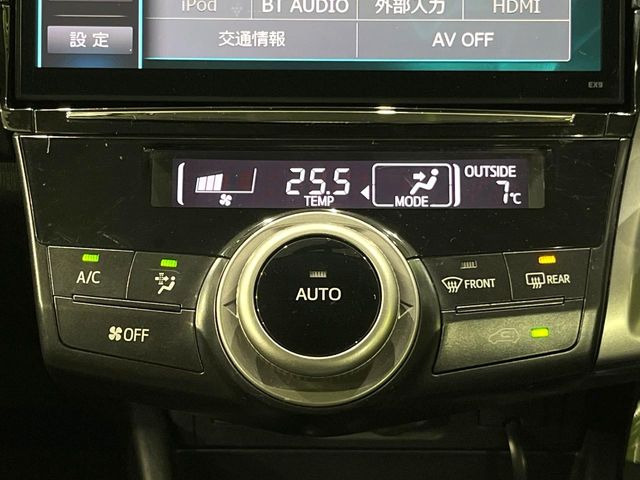 【オートエアコン】一度お好みの温度に設定すれば、車内の温度を検知し風量や温度を自動で調整。暑い&hellip;寒い&hellip;と何度もスイッチ操作をする必要はありません。快適な車内空間には必須の機能ですね♪