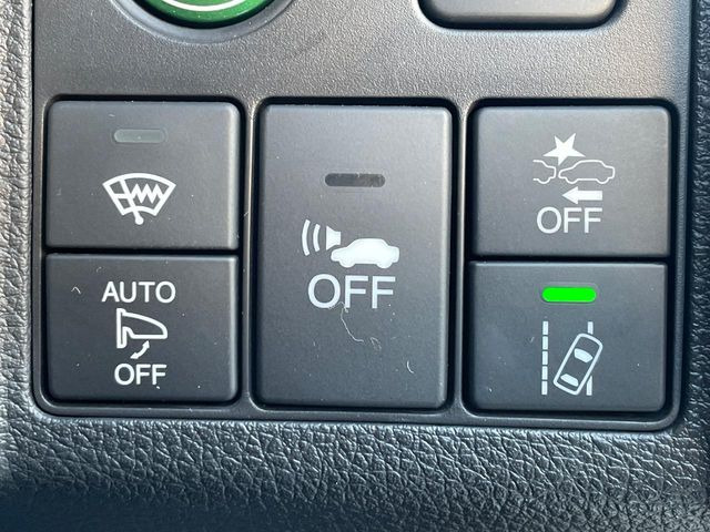 【ホンダセンシング】走行中に前方の車両等を認識し、衝突しそうな時は警報とブレーキで衝突回避と被害軽減をアシスト。より安全にドライブをお楽しみいただけます。