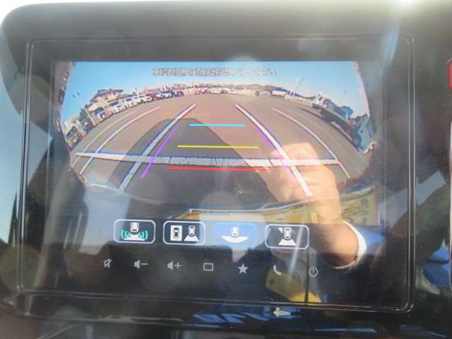 ★全周囲カメラパッケージ★4個のカメラから得た画像を車両上方から見下ろしたような映像で表示することで、車と路面の駐車枠の関係を一目で確認できます!