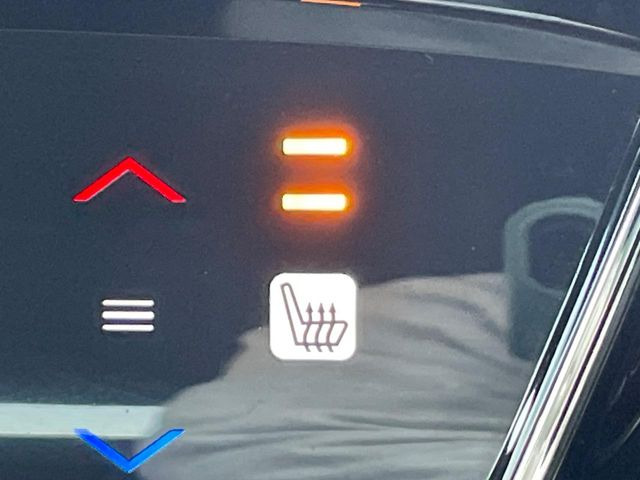 【シートヒーター】寒い日に重宝するシートヒーター!エアコンより早く温まってくれるので寒がりの人も安心ですね♪エアコンの温風は乾燥するから苦手、という方にもをおすすめです。