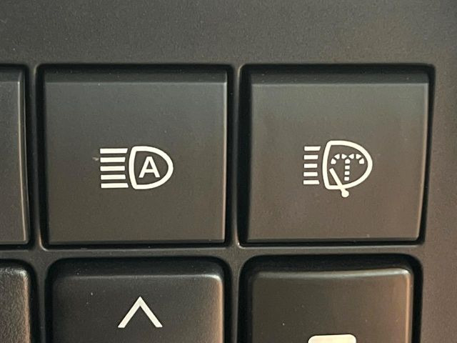 【オートマチックハイビーム】夜間の安全走行に役立つ便利な機能!先行車や対向車を検知し、ハイビームとロービームを自動で切り替えてくれます♪