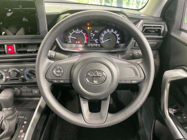 �C���e���A�ɍ��킹���f�U�C���̃X�e�A�����O�́A�^�]�������̂��Ƃ��l���A�^�]���₷���`��A�傫���ł��B�����x�A���ۂɐG���Ă��m���߂��������B