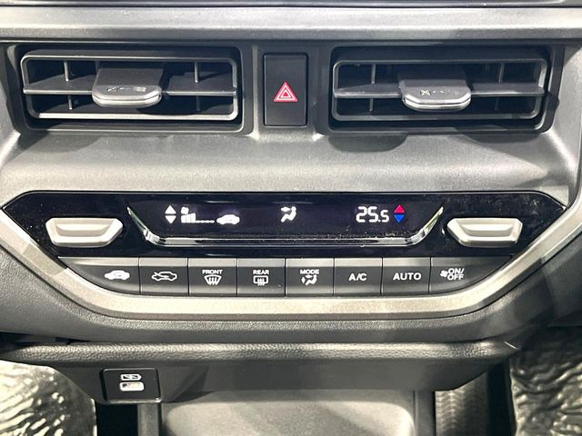 【オートエアコン】一度お好みの温度に設定すれば、車内の温度を検知し風量や温度を自動で調整。暑い&hellip;寒い&hellip;と何度もスイッチ操作をする必要はありません。快適な車内空間には必須の機能ですね♪