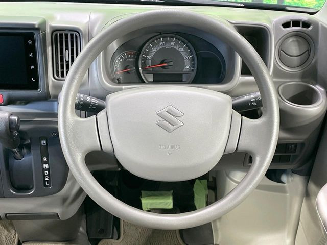 �C���e���A�ɍ��킹���f�U�C���̃X�e�A�����O�́A�^�]�������̂��Ƃ��l���A�^�]���₷���`��A�傫���ł��B�����x�A���ۂɐG���Ă��m���߂��������B