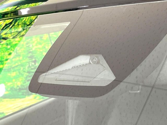 【ホンダセンシング】走行中に前方の車両等を認識し、衝突しそうな時は警報とブレーキで衝突回避と被害軽減をアシスト。より安全にドライブをお楽しみいただけます。