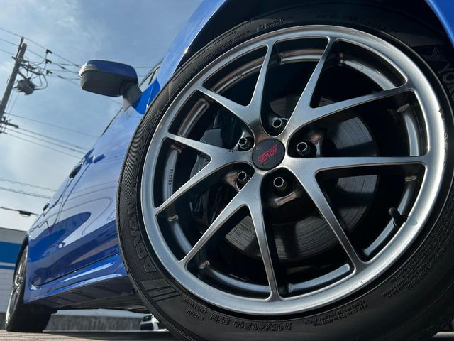 �y�O���[�h��p����BBS18�C���`�A���~�z�C�[���z�f�U�C�����̍��������A���~�z�C�[���𑕒����Ă���܂��B�e��ЊO�A���~�z�C�[����A�X�^�b�h���X�^�C�����戵�����Ă���܂��B���񂲑��k����������