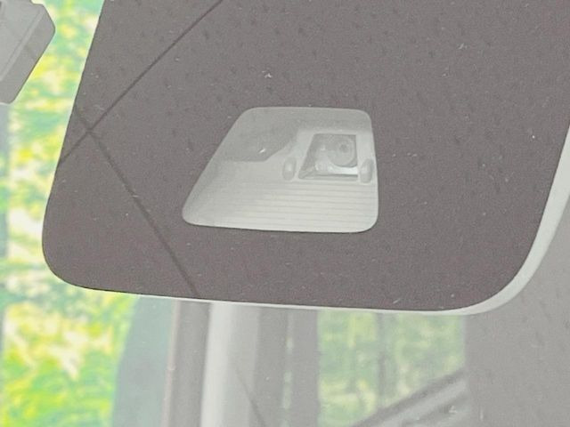 【スマートアシスト】走行中に前方の車両等を認識し、衝突しそうな時は警報とブレーキで衝突回避と被害軽減をアシスト。より安全にドライブをお楽しみいただけます。