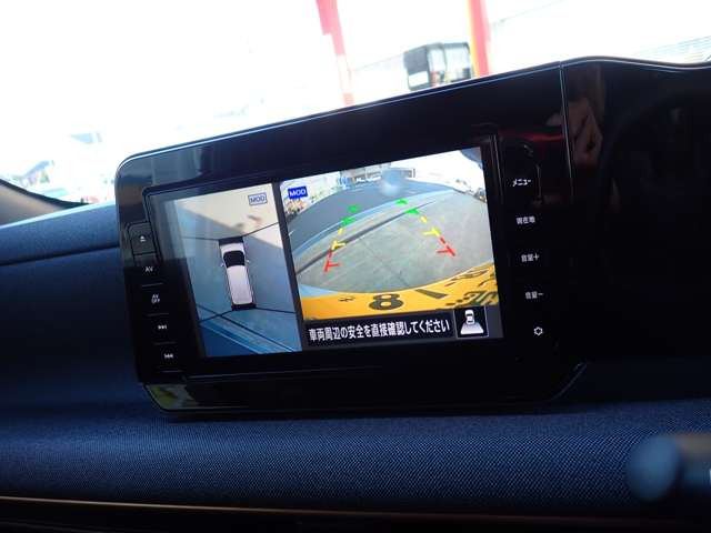 ���A���E���h�r���[���j�^�[��4�̃J�������瓾���摜���ԗ�������猩���낵���悤�ȉf���ŕ\�����邱�ƂŁA�ԂƘH�ʂ̒��Ԙg�̊֌W����ڂŊm�F�ł��܂���