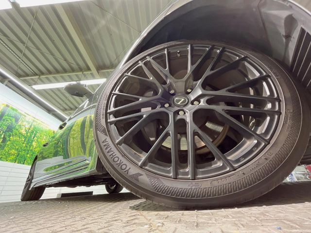 【TRD製21インチアルミホイール】大人気メーカーのホイールを装備♪軽量・高硬度のアルミホイールは、ハンドリング・加速など、走りの質を向上してくれます♪