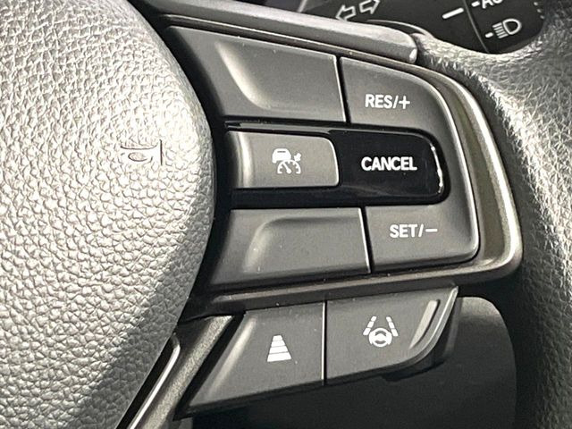 【アダプティブクルーズコントロール】高速道路での長距離走行が楽に!!自動で速度を保つクルーズコントロールが、衝突軽減システムと連携し、前方の車両を感知して車間を保つように速度調節してくれます!!