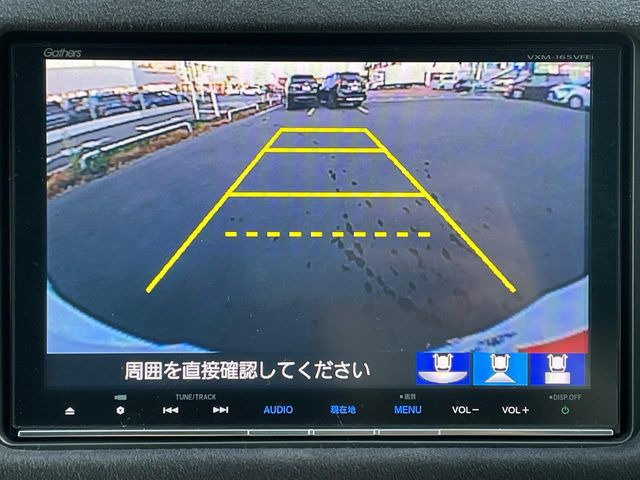 【バックカメラ】駐車時に後方がリアルタイム映像で確認できます。大型商業施設や立体駐車場での駐車時や、夜間のバック時に大活躍!運転スキルに関わらず、今や必須となった装備のひとつです!