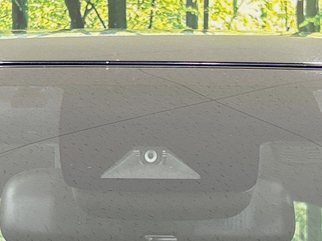 【トヨタセーフティセンス】走行中に前方の車両等を認識し、衝突しそうな時は警報とブレーキで衝突回避と被害軽減をアシスト。より安全にドライブをお楽しみいただけます。