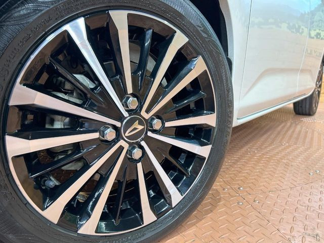 【純正15インチアルミホイール】外観にマッチした純正アルミホイールを装着しております。各種社外アルミホイールや、スタッドレスタイヤも取扱いしております。是非ご相談ください♪