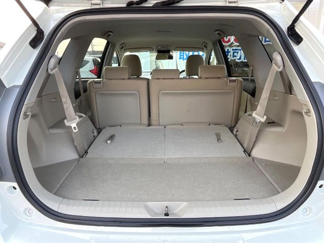 ���i�̂���������ʋ΁A���}���ɏ\���ȉ׎��X�y�[�X���m�ۂ��Ă���܂��B�Z�J���h�V�[�g��|���ƁA�傫�ȉו��̐ύڂ��\�ł���