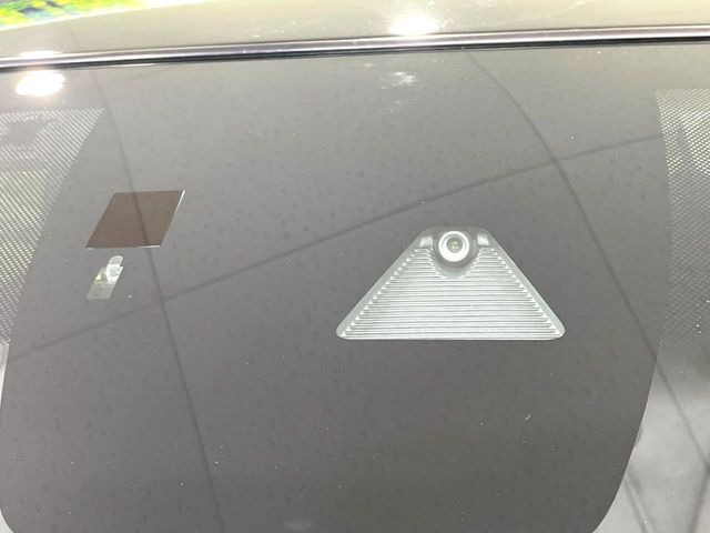 �yi-ACTIVESENSE�z���s���ɑO���̎ԗ�����F�����A�Փ˂������Ȏ��͌x��ƃu���[�L�ŏՓˉ���Ɣ�Q�y�����A�V�X�g�B�����S�Ƀh���C�u�����y���݂��������܂��B