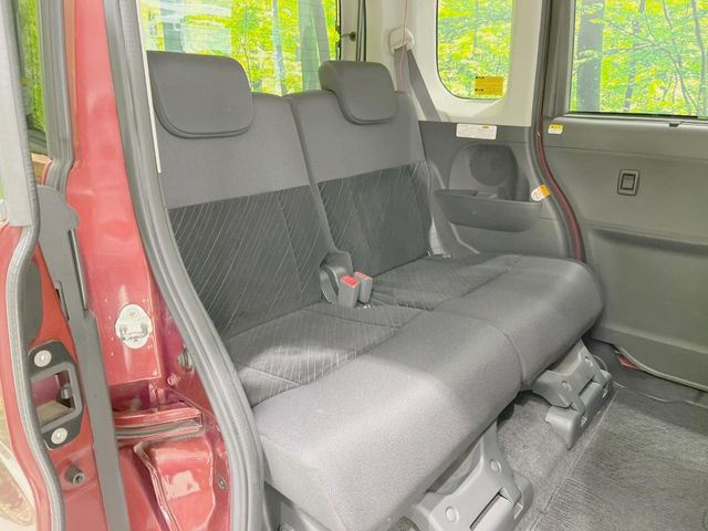 広々とした2列目シートは居住性が高く、居心地も快適!友達や家族とのお出かけにぴったりです。ベビーシートやチャイルドシート使用時も快適にお過ごしいただける十分な空間を確保しています。