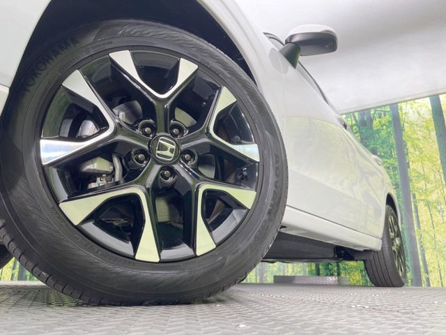 【純正アルミホイール】外観にマッチした純正アルミホイールを装着しております。各種社外アルミホイールや、スタッドレスタイヤも取扱いしております。是非ご相談ください♪