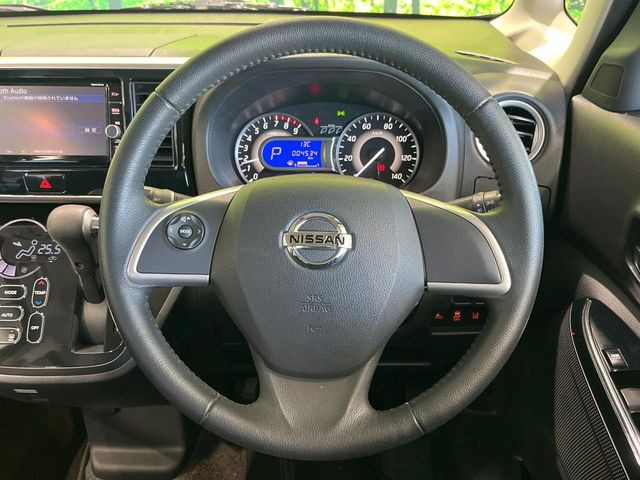 �C���e���A�ɍ��킹���f�U�C���̃X�e�A�����O�́A�^�]�������̂��Ƃ��l���A�^�]���₷���`��A�傫���ł��B�����x�A���ۂɐG���Ă��m���߂��������B