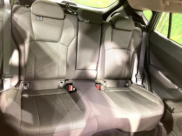 後部座席も気になるようなキズ・汚れやへたり等、大きなダメージはなく、良好な状態です。