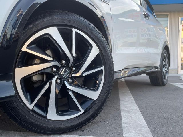 【純正18インチアルミホイール】外観にマッチした純正アルミホイールを装着しております。各種社外アルミホイールや、スタッドレスタイヤも取扱いしております。是非ご相談ください♪