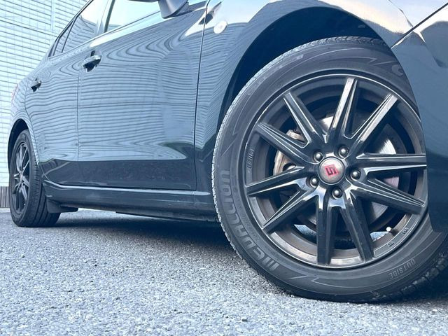 �y�A���~�z�C�[���z�O�ςɃ}�b�`�����A���~�z�C�[���𑕒����Ă���܂��B�e��A���~�z�C�[����A�X�^�b�h���X�^�C�����戵�����Ă���܂��B���񂲑��k����������