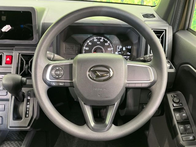 �C���e���A�ɍ��킹���f�U�C���̃X�e�A�����O�́A�^�]�������̂��Ƃ��l���A�^�]���₷���`��A�傫���ł��B�����x�A���ۂɐG���Ă��m���߂��������B