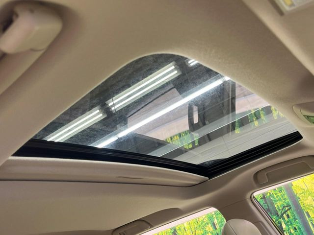 【ムーンルーフ】開放感たっぷりの希少装備、サンルーフが装着されています!車内に明かりを取り入れたり景色を楽しむ以外にも、車内の空気も簡単に換気できて快適です!