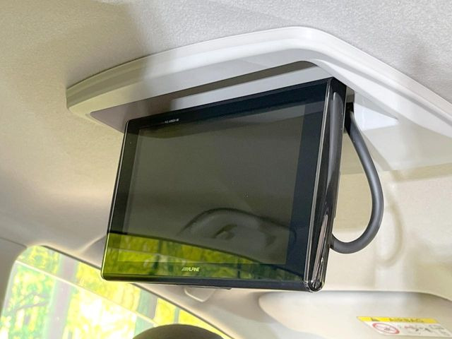【フリップダウンモニター】大画面モニターで後席でもエンタメをお楽しみいただけます。小さなお子様にも大人気の装備です♪