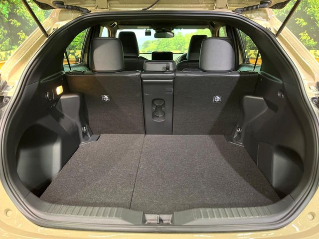 ���i�̂���������ʋ΁A���}���ɏ\���ȉ׎��X�y�[�X���m�ۂ��Ă���܂��B�Z�J���h�V�[�g��|���ƁA�傫�ȉו��̐ύڂ��\�ł���