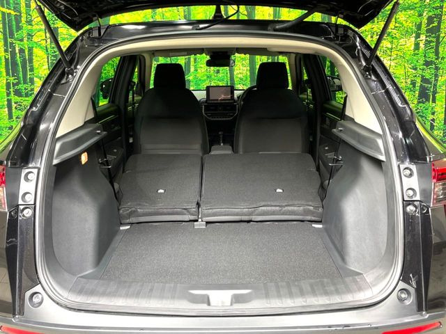 積み下ろしのしやすいデッキにはたっぷりと荷物を積み込んでいただけます。遊びから仕事まで、様々なシーンで頼れます♪