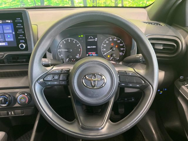 �C���e���A�ɍ��킹���f�U�C���̃X�e�A�����O�́A�^�]�������̂��Ƃ��l���A�^�]���₷���`��A�傫���ł��B�����x�A���ۂɐG���Ă��m���߂��������B