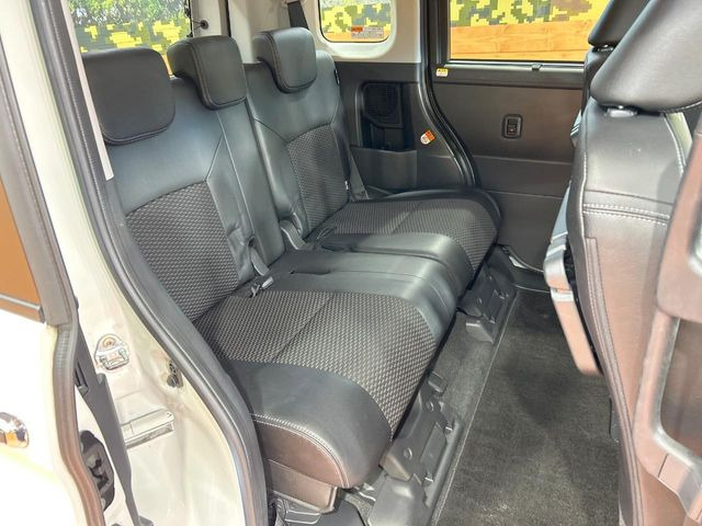 後部座席も気になるようなキズ・汚れやへたり等、大きなダメージはなく、良好な状態です。