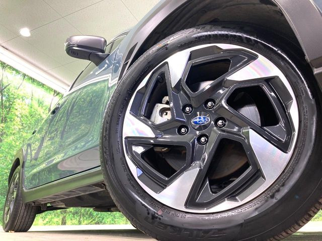 【純正18インチアルミホイール】外観にマッチした純正アルミホイールを装着しております。各種社外アルミホイールや、スタッドレスタイヤも取扱いしております。是非ご相談ください♪