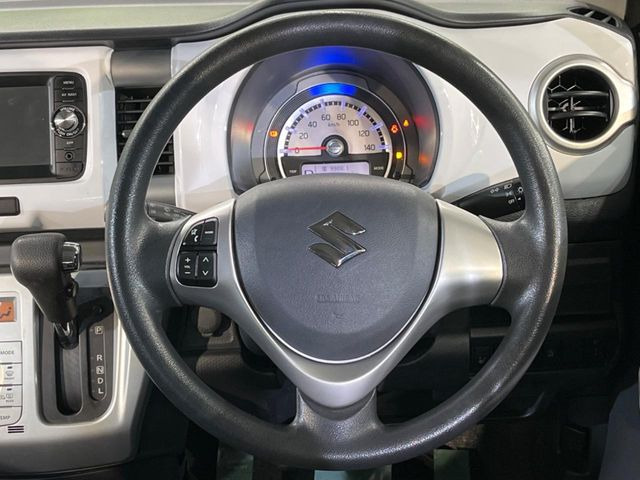 �C���e���A�ɍ��킹���f�U�C���̃X�e�A�����O�́A�^�]�������̂��Ƃ��l���A�^�]���₷���`��A�傫���ł��B�����x�A���ۂɐG���Ă��m���߂��������B