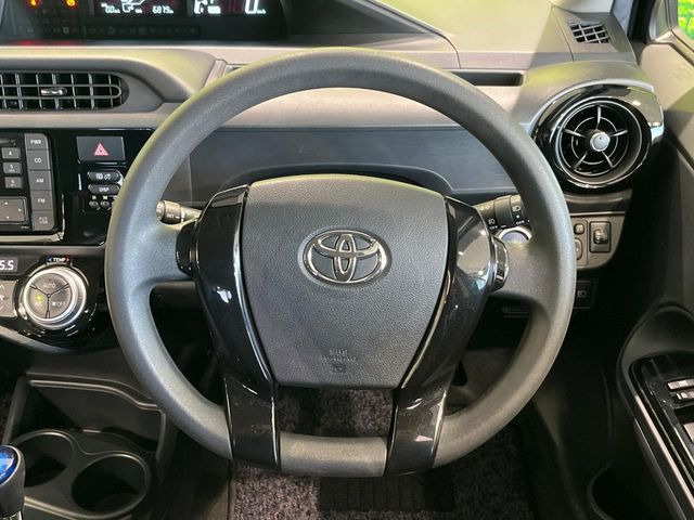 �C���e���A�ɍ��킹���f�U�C���̃X�e�A�����O�́A�^�]�������̂��Ƃ��l���A�^�]���₷���`��A�傫���ł��B�����x�A���ۂɐG���Ă��m���߂��������B