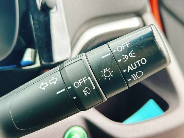 �y�I�[�g���C�g�z�ԊO�̖��邳�����m���āA�����I�Ƀw�b�h���C�g��_�����Ă���܂���g���l���𑖍s����ۂɂ��A�����I�ɓ_�����Ă���ĕ֗��ȑ�����1�ł���