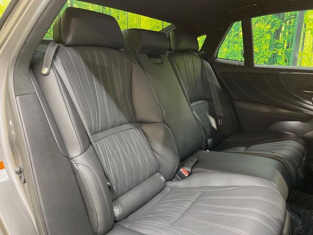 後部座席も気になるようなキズ・汚れやへたり等、大きなダメージはなく、良好な状態です。
