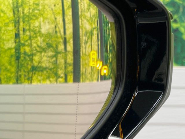 【ブラインドスポットモニター】走行中、ドアミラーの死角になりやすい箇所に後続車が接近するとサイドミラーのレンズに警告を表示!ドライバーに注意喚起をしてくれます。