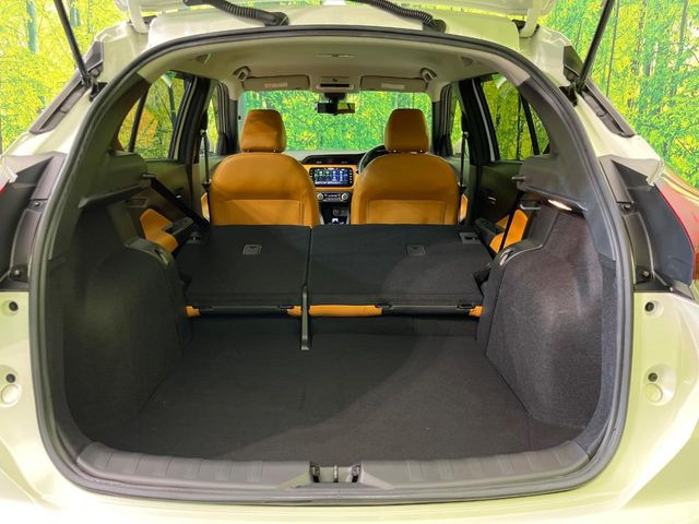 ���i�̂���������ʋ΁A���}���ɏ\���ȉ׎��X�y�[�X���m�ۂ��Ă���܂��B�Z�J���h�V�[�g��|���ƁA�傫�ȉו��̐ύڂ��\�ł���