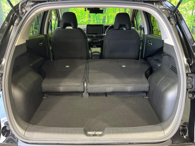 ���i�̂���������ʋ΁A���}���ɏ\���ȉ׎��X�y�[�X���m�ۂ��Ă���܂��B�Z�J���h�V�[�g��|���ƁA�傫�ȉו��̐ύڂ��\�ł���