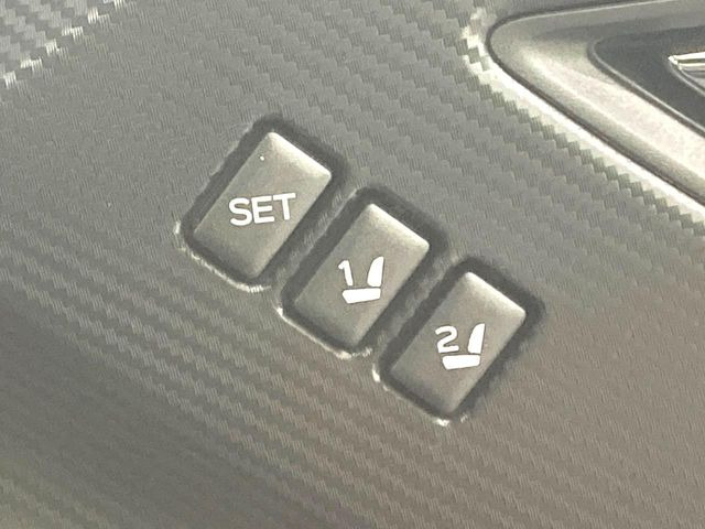 【メモリー機能付きパワーシート】ドライバーごとに設定したシート位置を記憶して、ボタン一つで切り替えできる便利な機能!運転する方が複数名いらっしゃるご家庭におすすめです♪