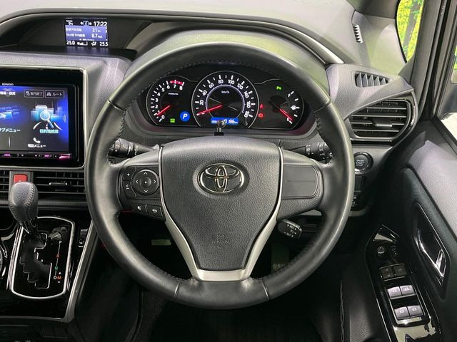 �C���e���A�ɍ��킹���f�U�C���̃X�e�A�����O�́A�^�]�������̂��Ƃ��l���A�^�]���₷���`��A�傫���ł��B�����x�A���ۂɐG���Ă��m���߂��������B