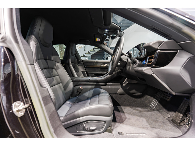 タイカンクロスツーリスモ4 4+1シート 4WD