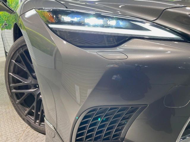 【三眼LEDヘッドライト】スタイリッシュな見た目の三眼LEDヘッドライトを装備♪スタイルだけでなく、夜間の走行も視界良好で安心してお乗りいただけます。