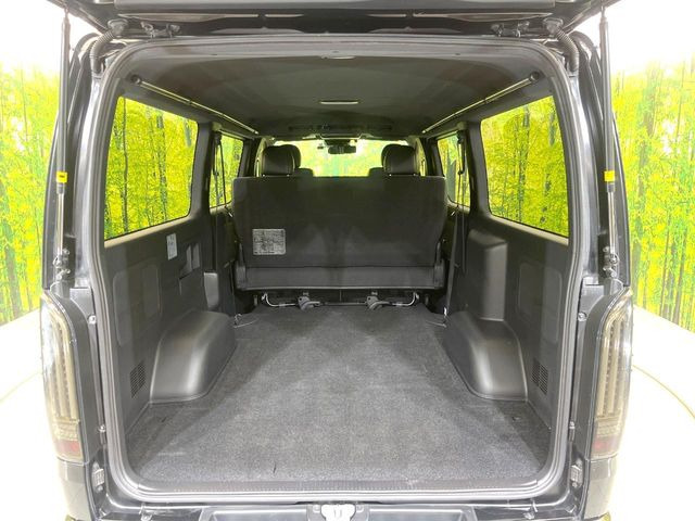 ���i�̂���������ʋ΁A���}���ɏ\���ȉ׎��X�y�[�X���m�ۂ��Ă���܂��B�Z�J���h�V�[�g��|���ƁA�傫�ȉו��̐ύڂ��\�ł���